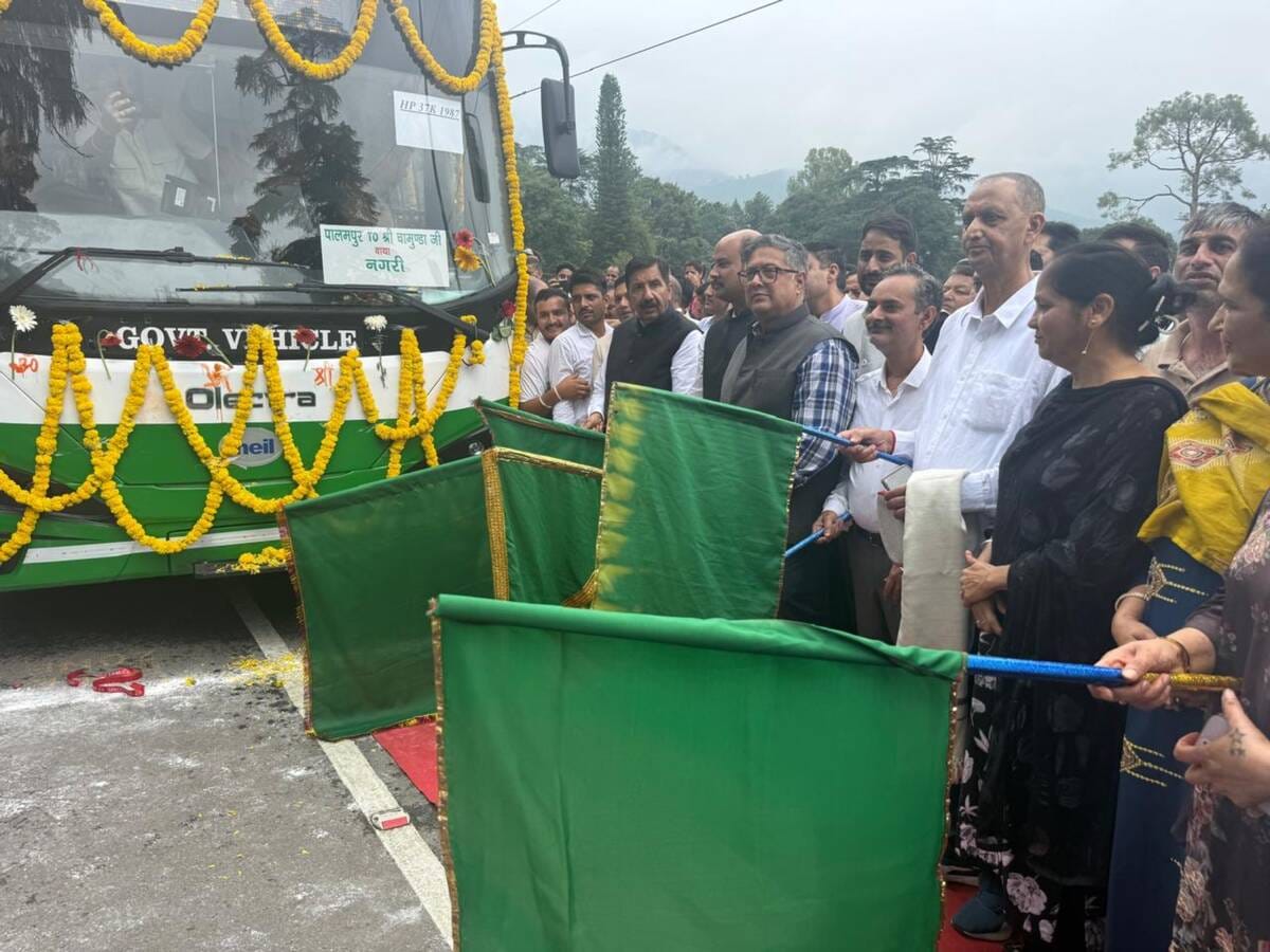 Kangra News: पालमपुर से दौड़ीं 10 ई-बसें, तीन विधानसभा क्षेत्रों को मिलेगा लाभ
