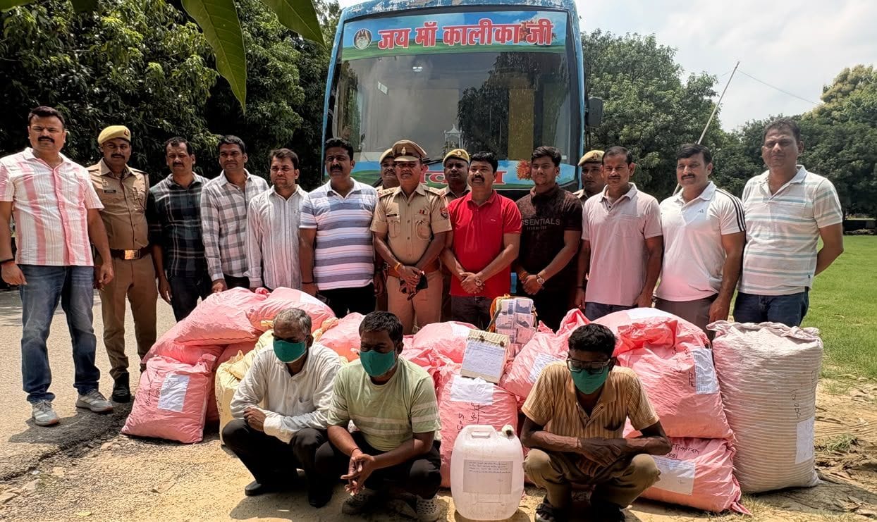 पुलिस लाइल परिसर में बरामद मिश्रित अंग्रेजी शराब के अवैध कारोबार में सामान के साथ 3 अभियुक्त। 