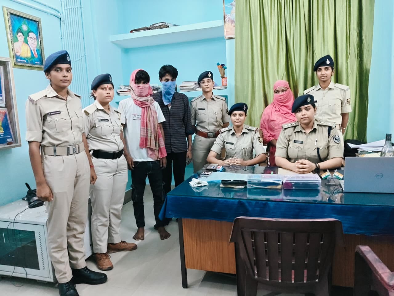 प्रेसवार्ता करते परिजन व बरामद सामान
