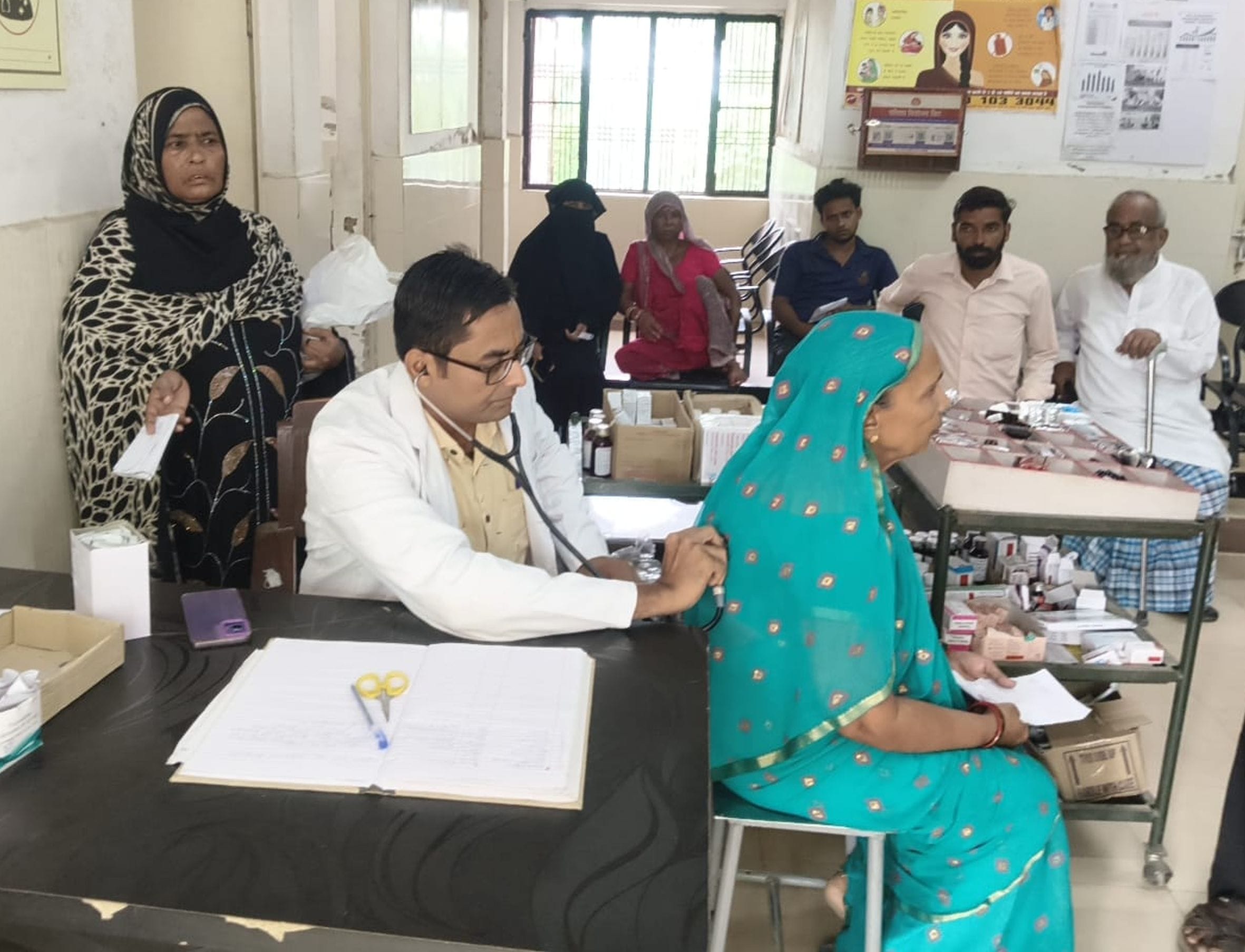 प्राथमिक स्वास्थ्य केंद्र जलालपुर धई में मरीज का इलाज करते चिकित्सक। संवाद