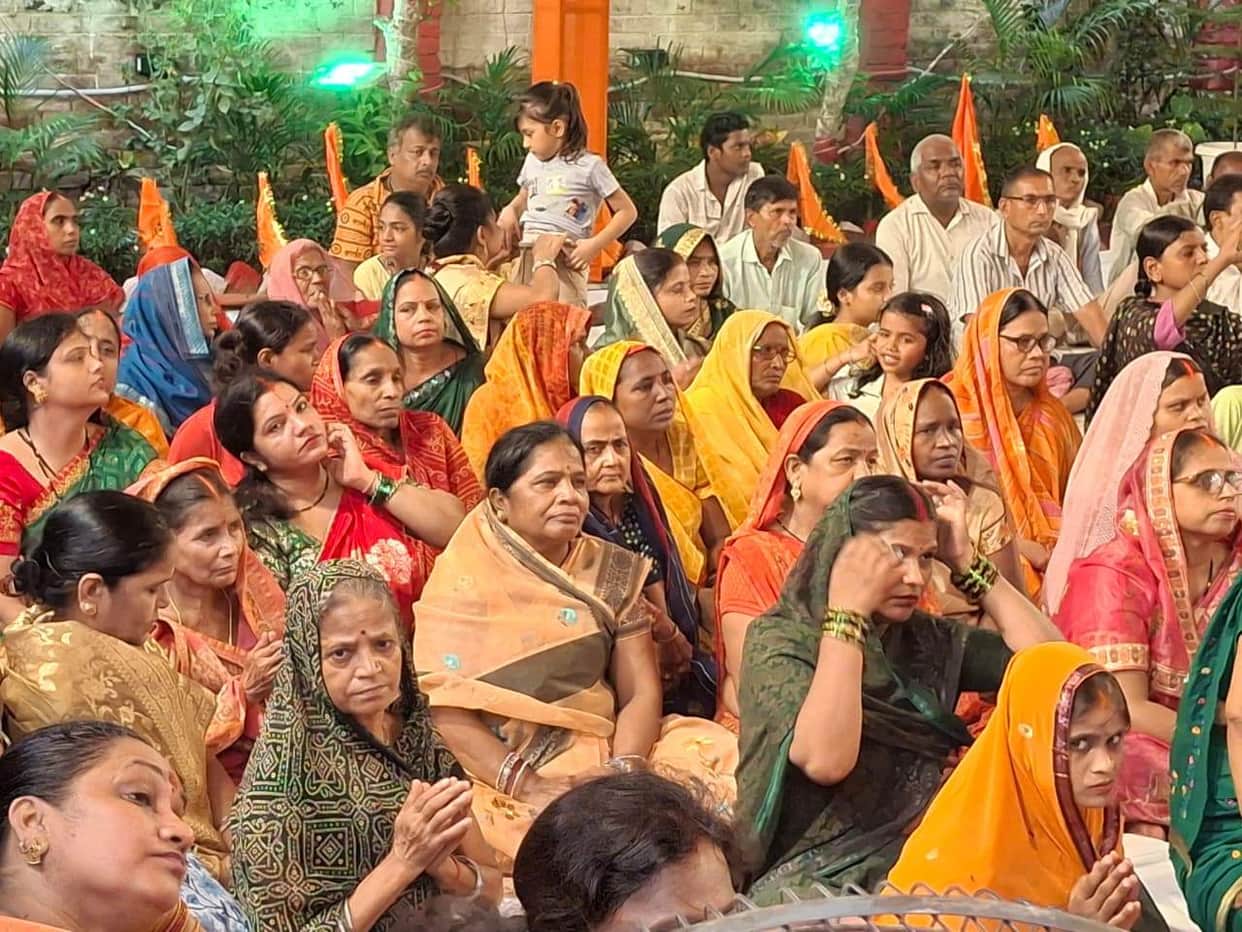 Devotees were overwhelmed with emotion upon hearing the story of Shiva's wedding.