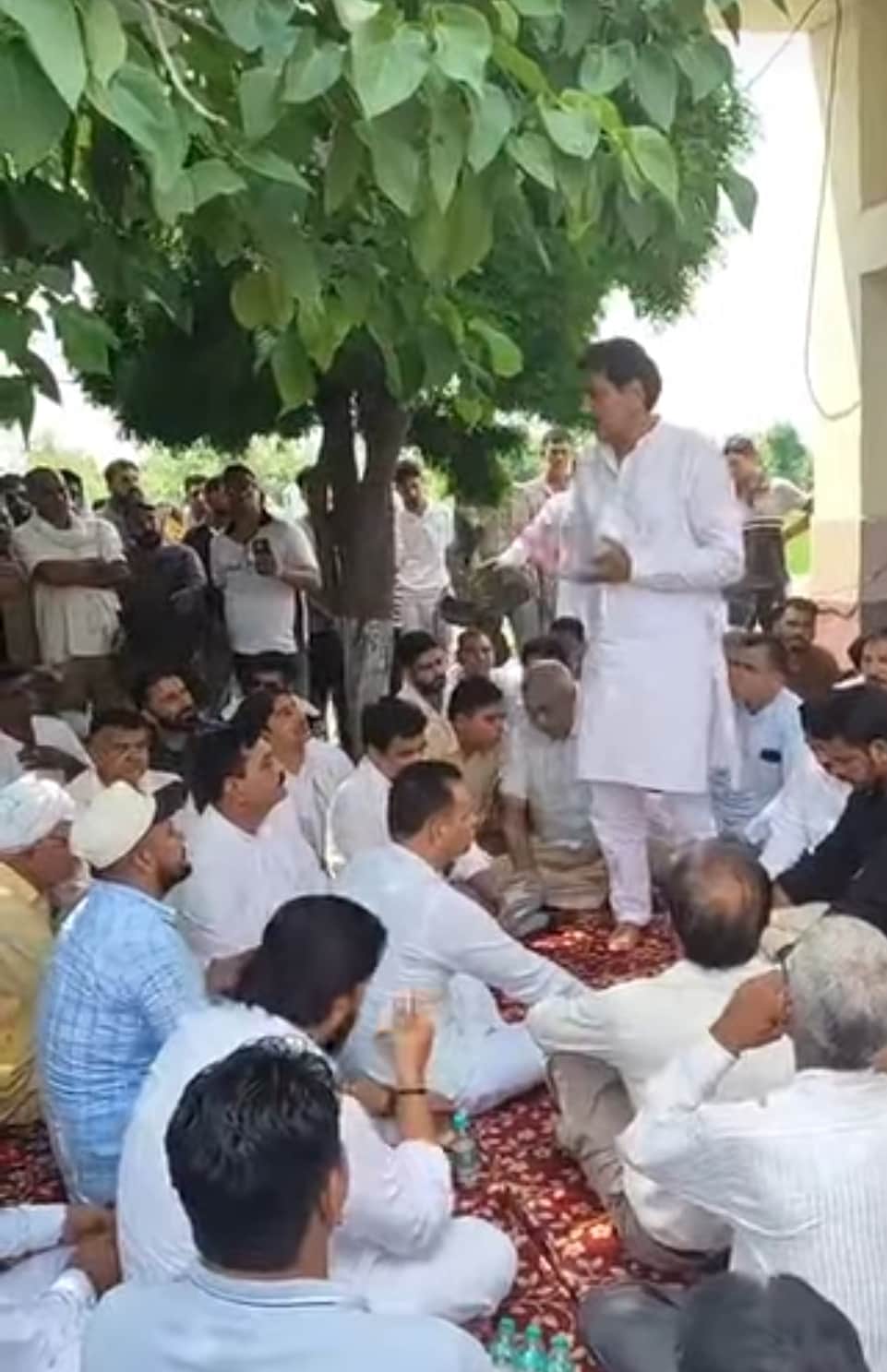 .रोड समाज की बैठक मे विचार रखते प्रवक्ता समाज