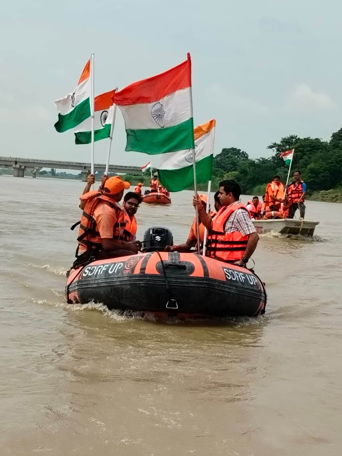 Tiranga boat rally taken out amidst the waves of the Rapti River.