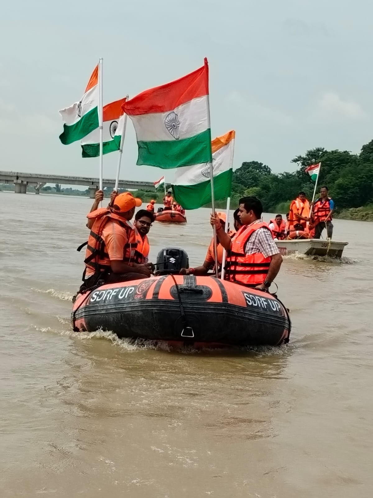  राप्ती नदी में तिरंगा बोट यात्रा निकालते एडीएम ललित कुमार व अन्य। 