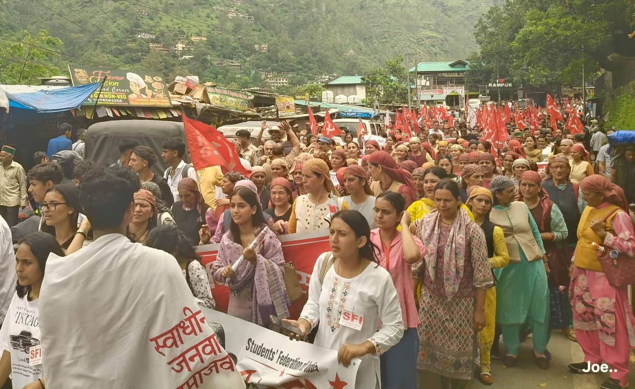 Front opened against the government in Rampur; road blockade staged