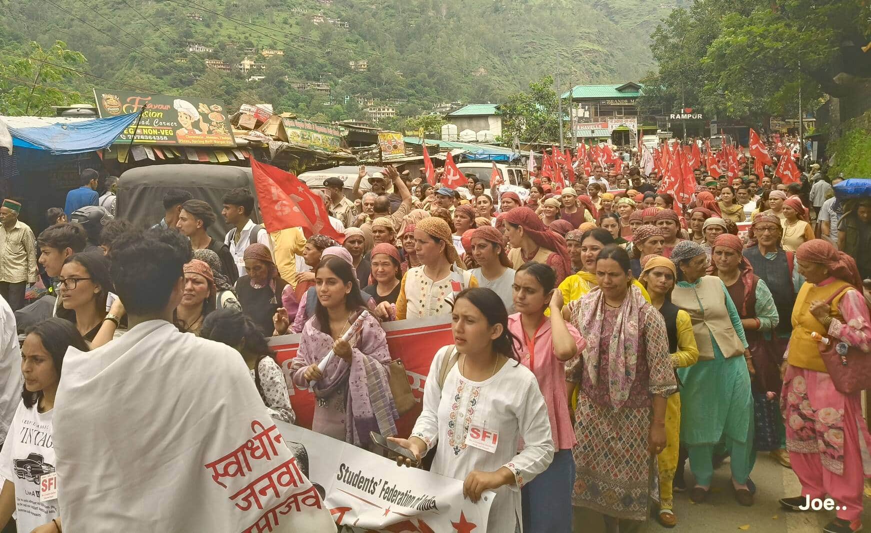 राष्ट्रीय आह्वान पर रामपुर में रोष रैली निकालते सीटू, किसान सभा और एसएफआई के कार्यकर्ता। संवाद
