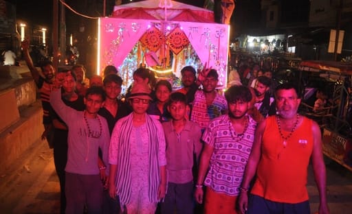 रात के समय तहसील चौराहे से झांकी वाली कांवड़ लेकर गुजरते शिवभक्त। संवाद