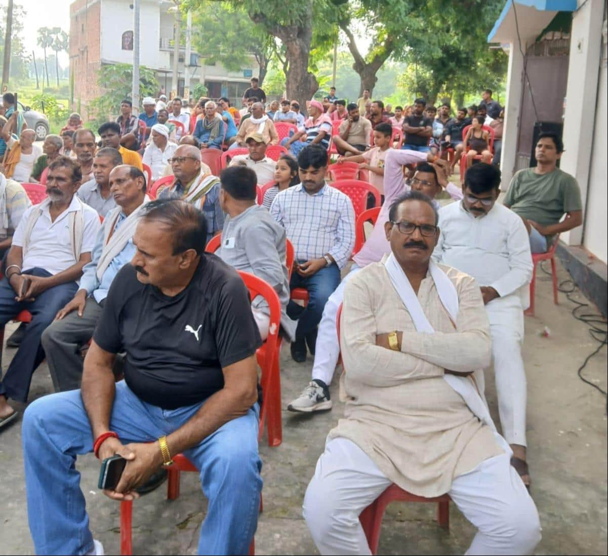 Farmers protested against the administration's poor management.