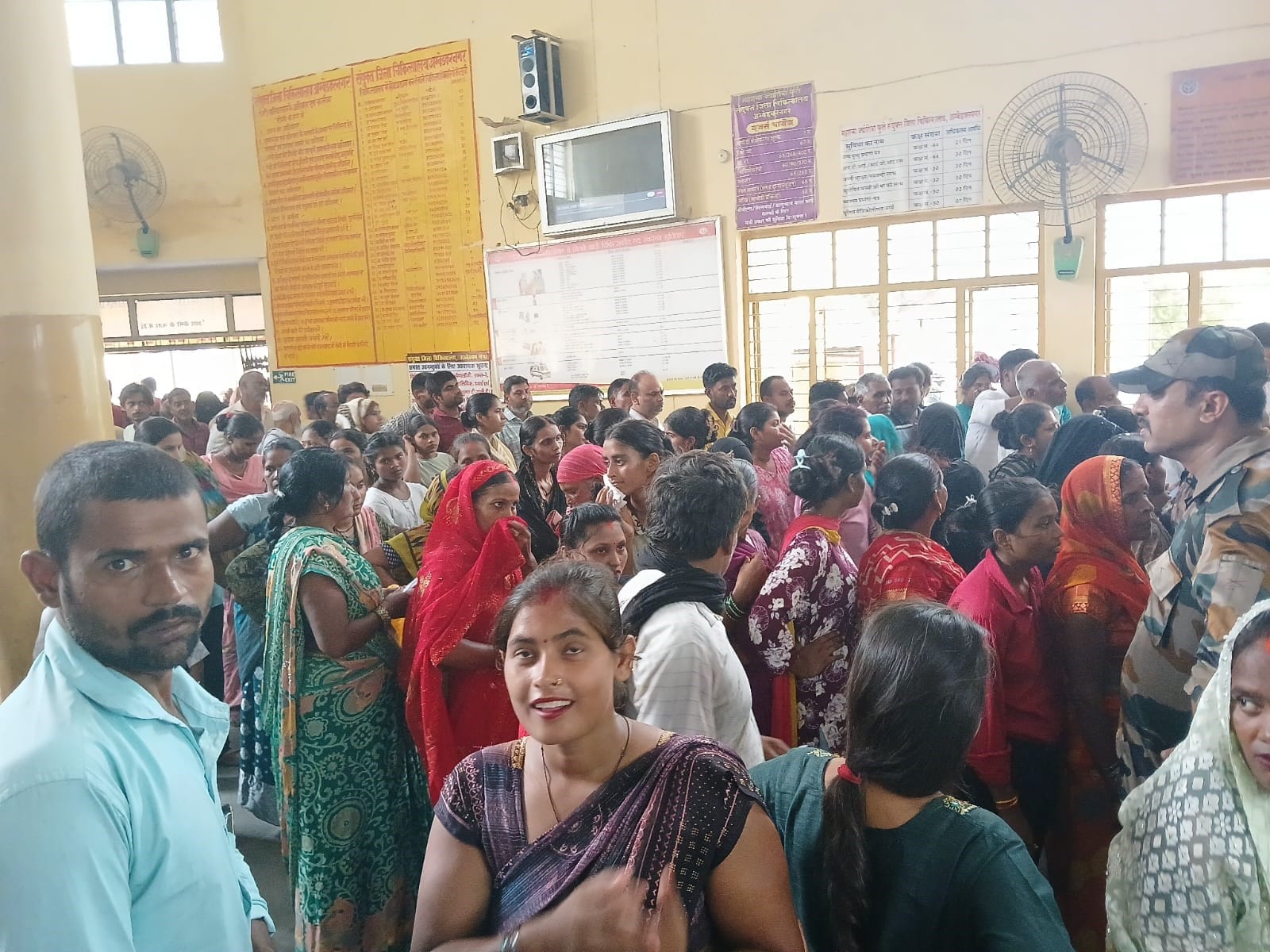  सोमवार को जिला अस्पताल की ओपीडी में परचा बनवाने के लिए लगी कतार। संवाद