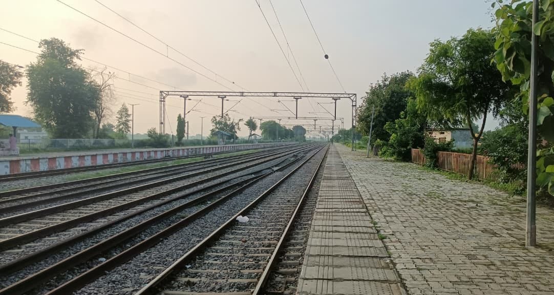 सराय कंसराय रेलवे स्टेशन पर बुनियादी सुविधाओं का अभाव। संवाद
