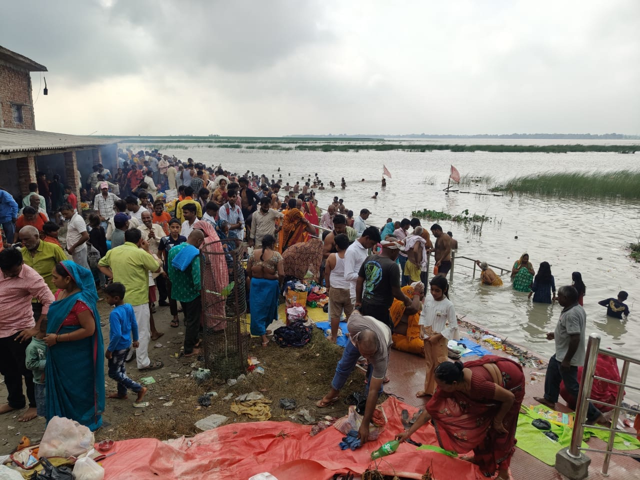 सरयू में स्नान करते श्रद्धालु।