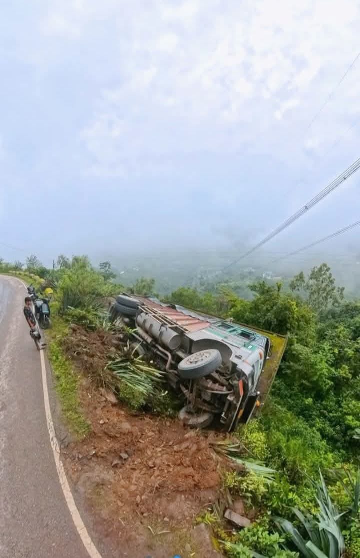 सुंदरनगर करसोग मार्ग पर अनियंत्रित होकर छत पर गिरा ट्रक। स्त्रोत: जागरूक पाठक