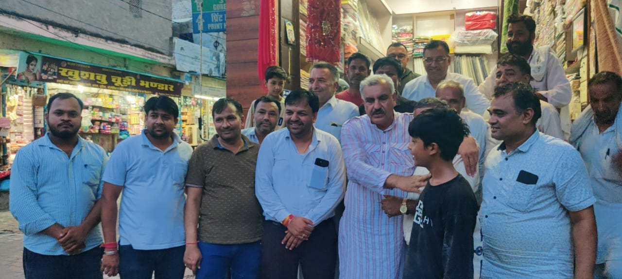 सिवानी में नवीन सुरतपुरिया के कार्यालय में व्यापारियों से बातचीत करते नलवा विधायक रणधीर पनिहार।