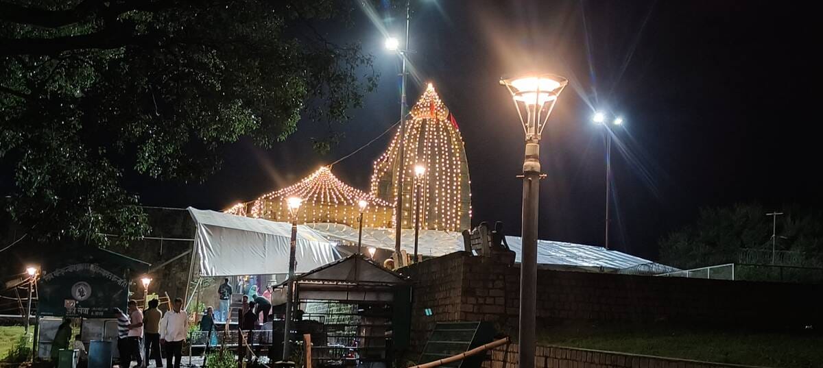सावन माह के अंतिम सोमवार का लिए सजा बैजनाथ का शिव मंदिर। संवाद