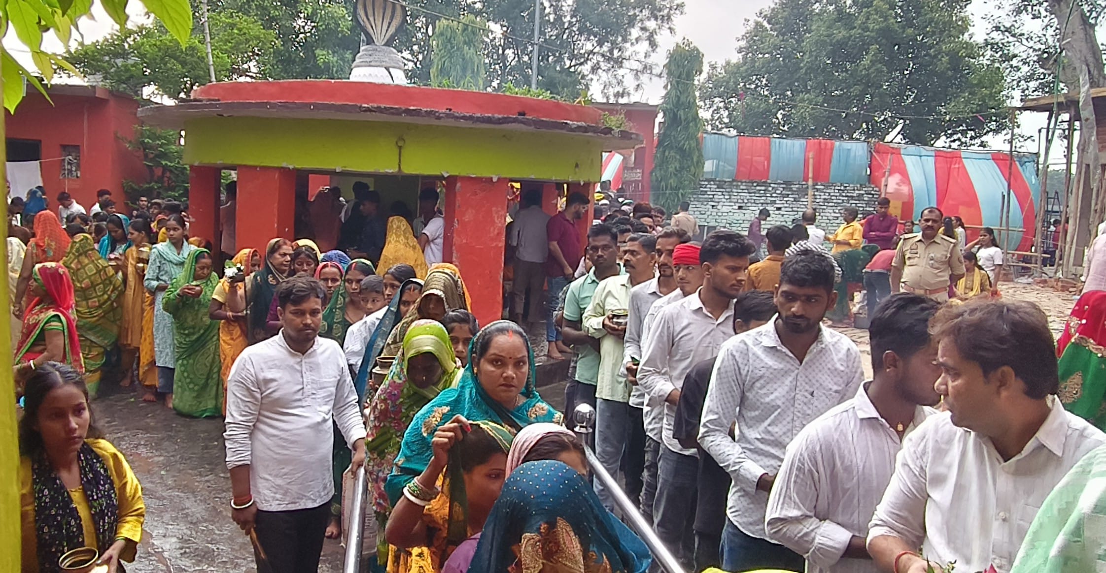 सावन माह के दुसरे सोमवार को शिवमंदिर में जलाभिषेक के लिए लगी श्रद्धालुओं की लंबी कतार।संवाद
