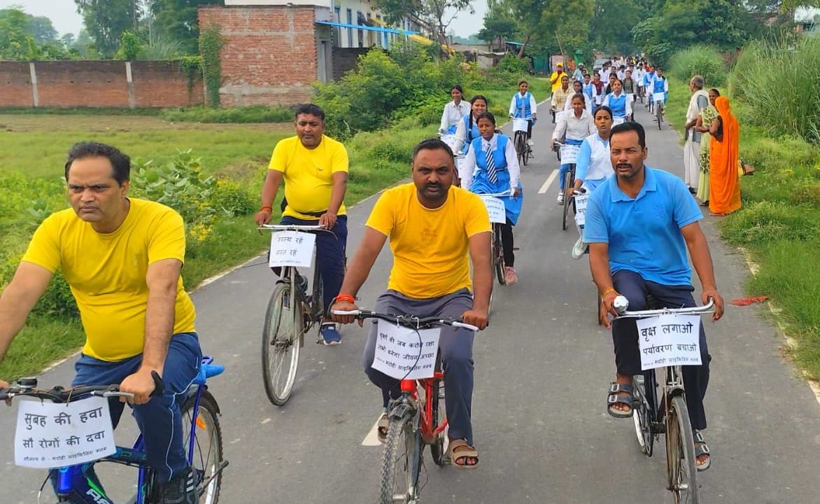 स्वास्थ्य जागरूकता साइकिल यात्रा में शामिल लोग। स्रोत संगठन