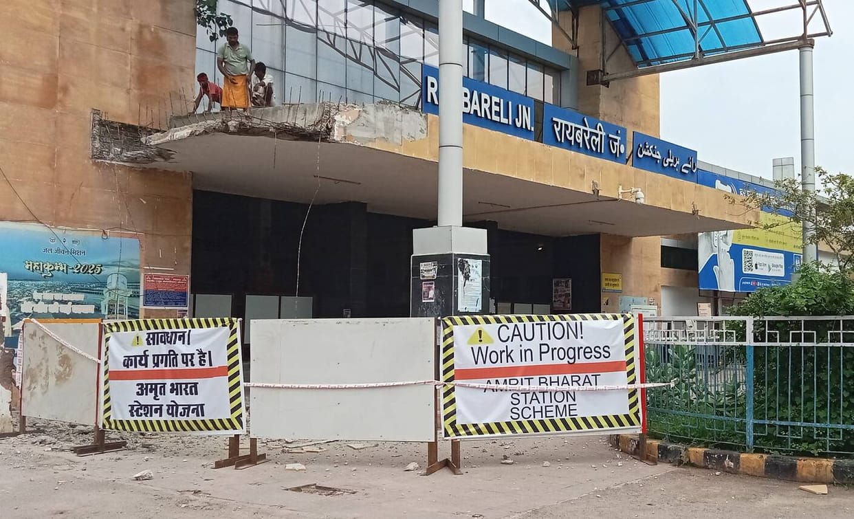 Demolition of the portico begins; access to the railway station is closed.