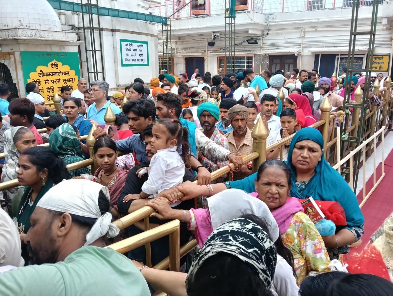 श्री नयना देवी जी मेंर दर्शन के लिए पहुंचे श्रद्धालु। संवाद