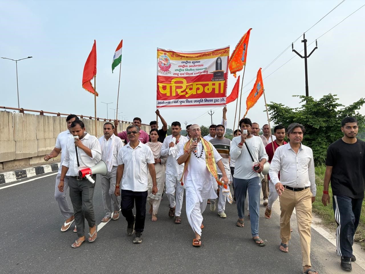 श्री द्वादश महालिंगेश्वर सिद्ध महापीठ से निकाली गई सात कोसी परिक्रमा में शामिल भक्त। स्रोत: स्व