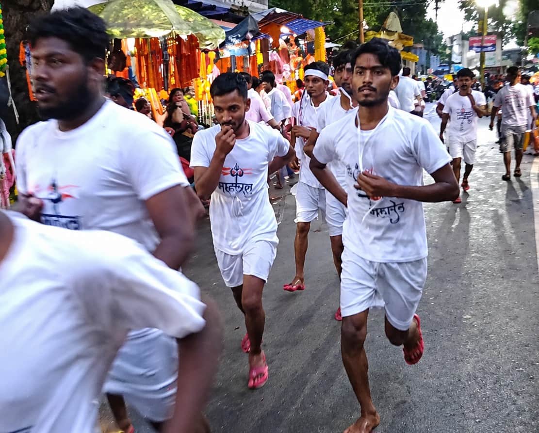 On this second Monday, Kanwariyas headed towards Shivdwar amidst a light drizzle, chanting "Bol Bam."