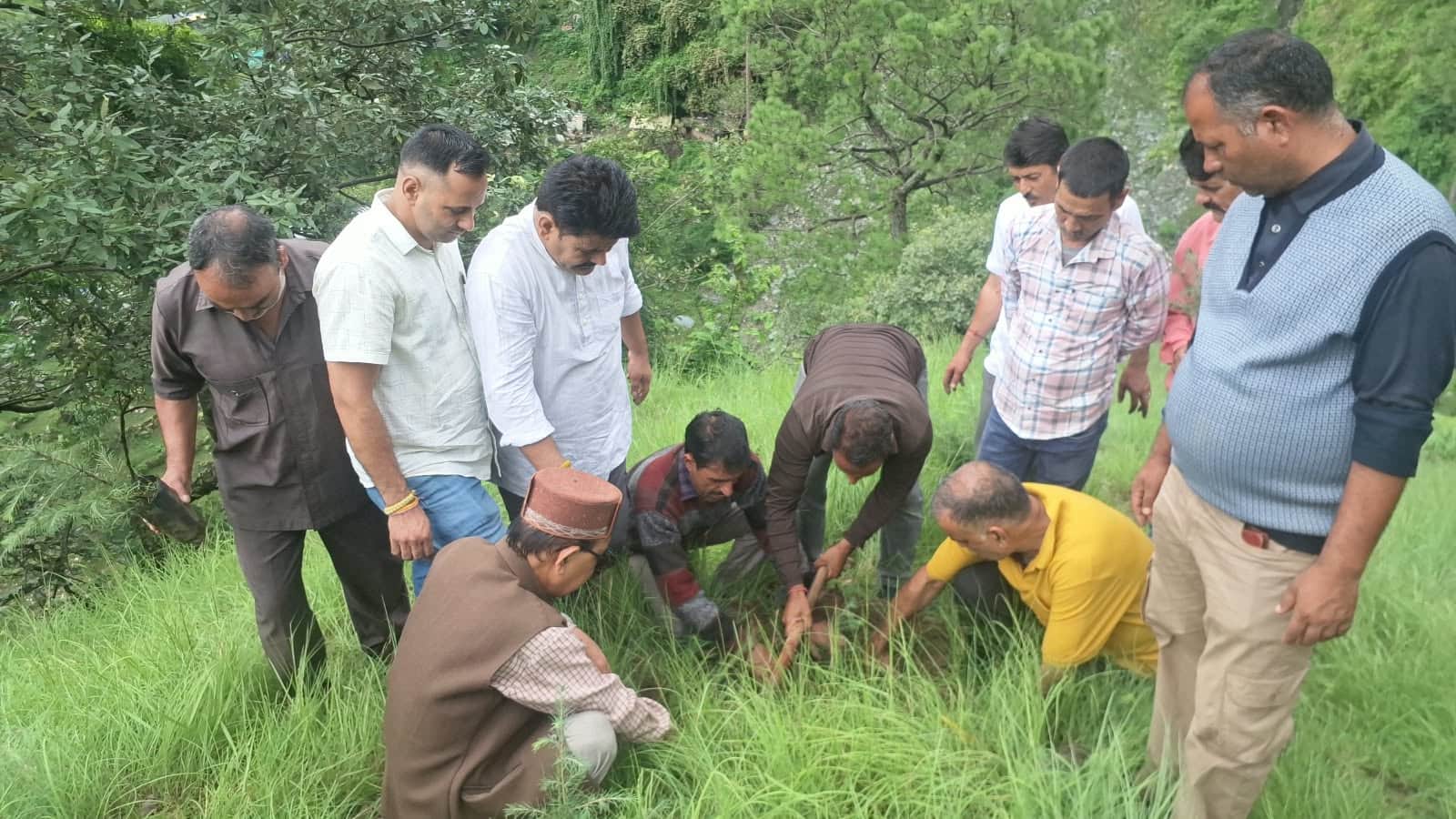 तकलेच में एक पेड़ मां के नाम अभियान के तहत किया पौधरोपण। स्रोत : जागरूक पाठक
