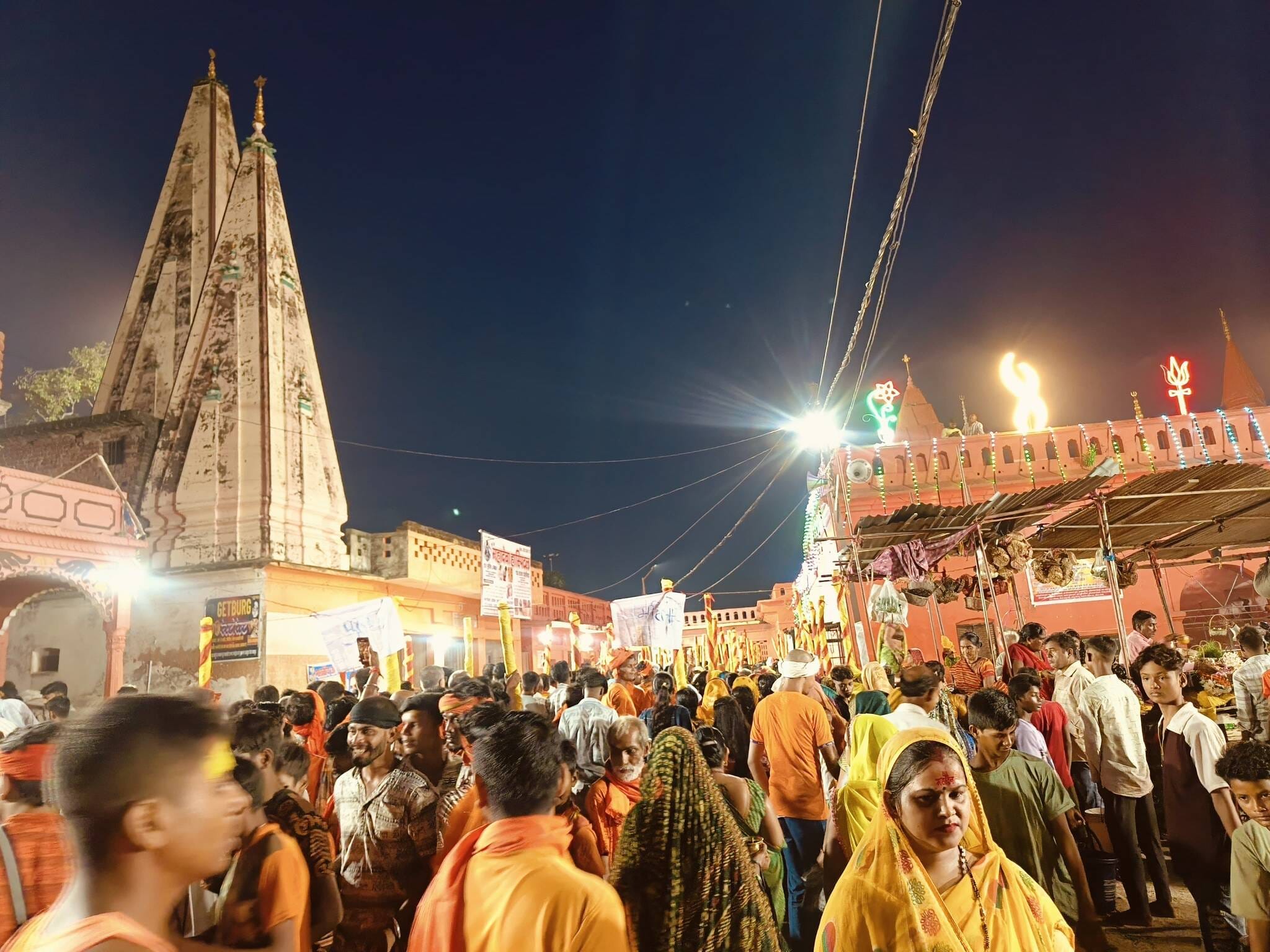 दुग्धेश्वर नाथ मंदिर पर अर्ध रात्रि में ही परिसर में उमड़ी श्रद्धालुओं की भारी भीड़
