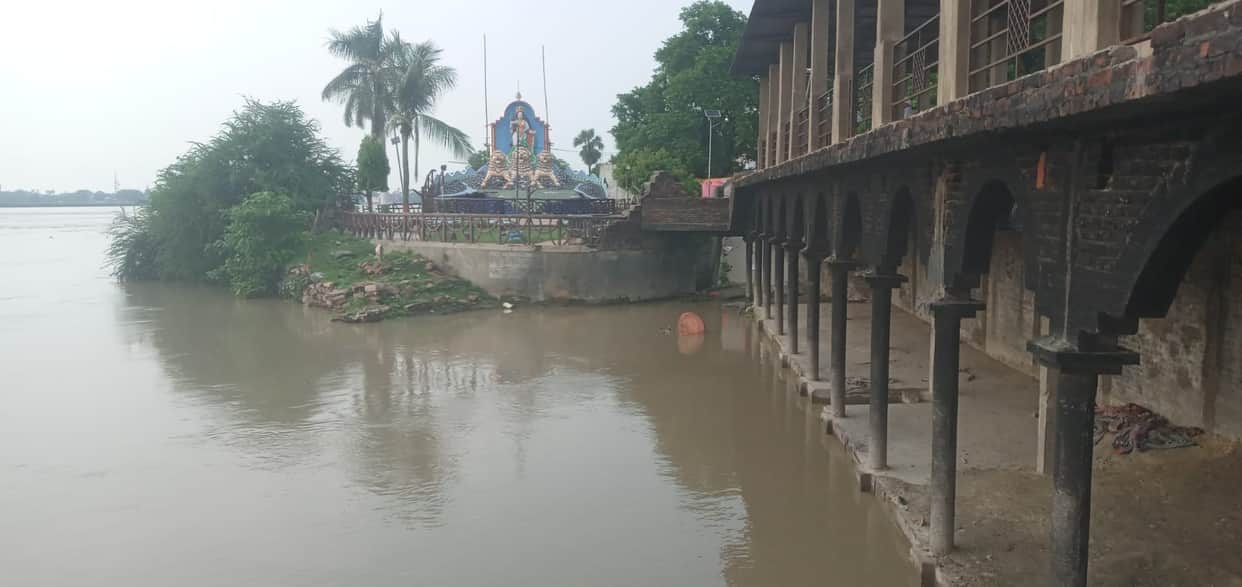 Saryu's water level has remained stable for 24 hours; back-rolling is occurring from Khaki Baba's hut to the cremation ghat.