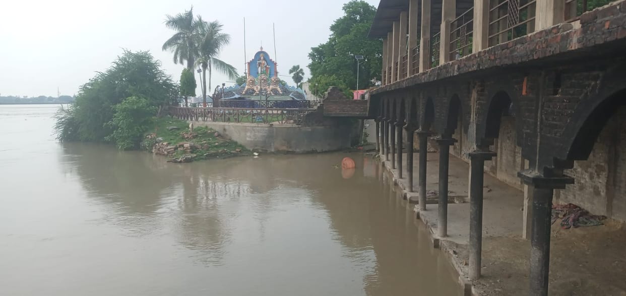 Saryu's water level has remained stable for 24 hours; back-rolling is occurring from Khaki Baba's hut to the cremation ghat.