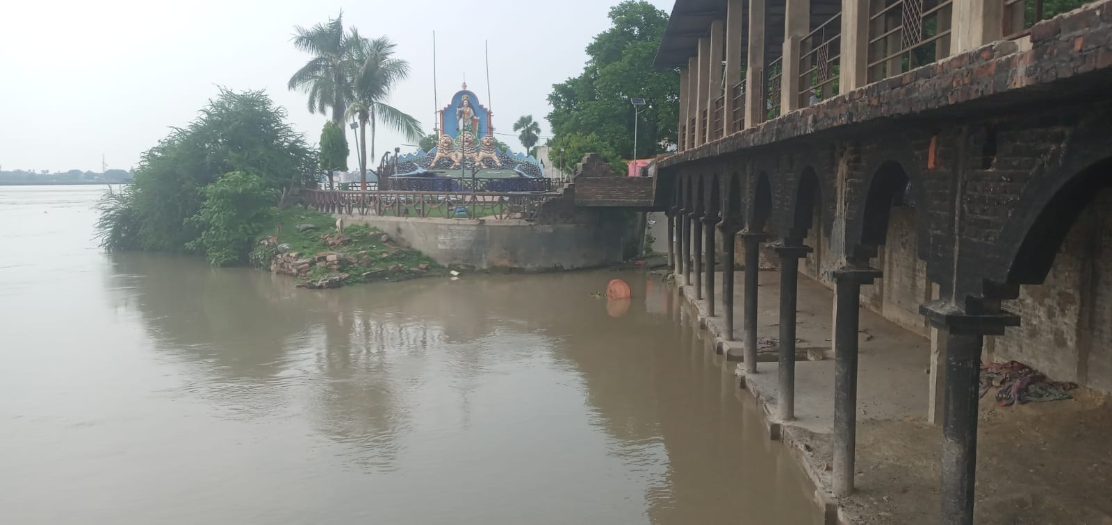 दोहरीघाट में स्थिर सरयू नदी का जलस्तर।संवाद