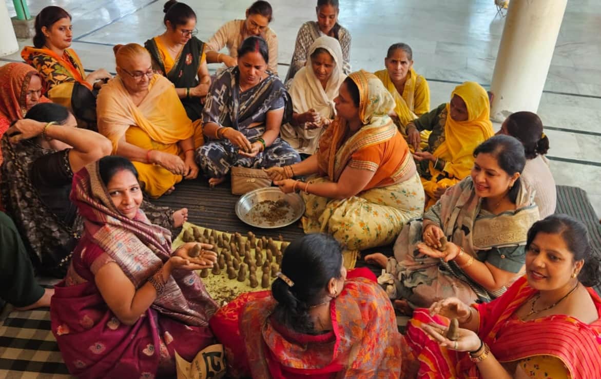Women worshipped Lord Shiva after creating 1,008 earthen Shivlings.