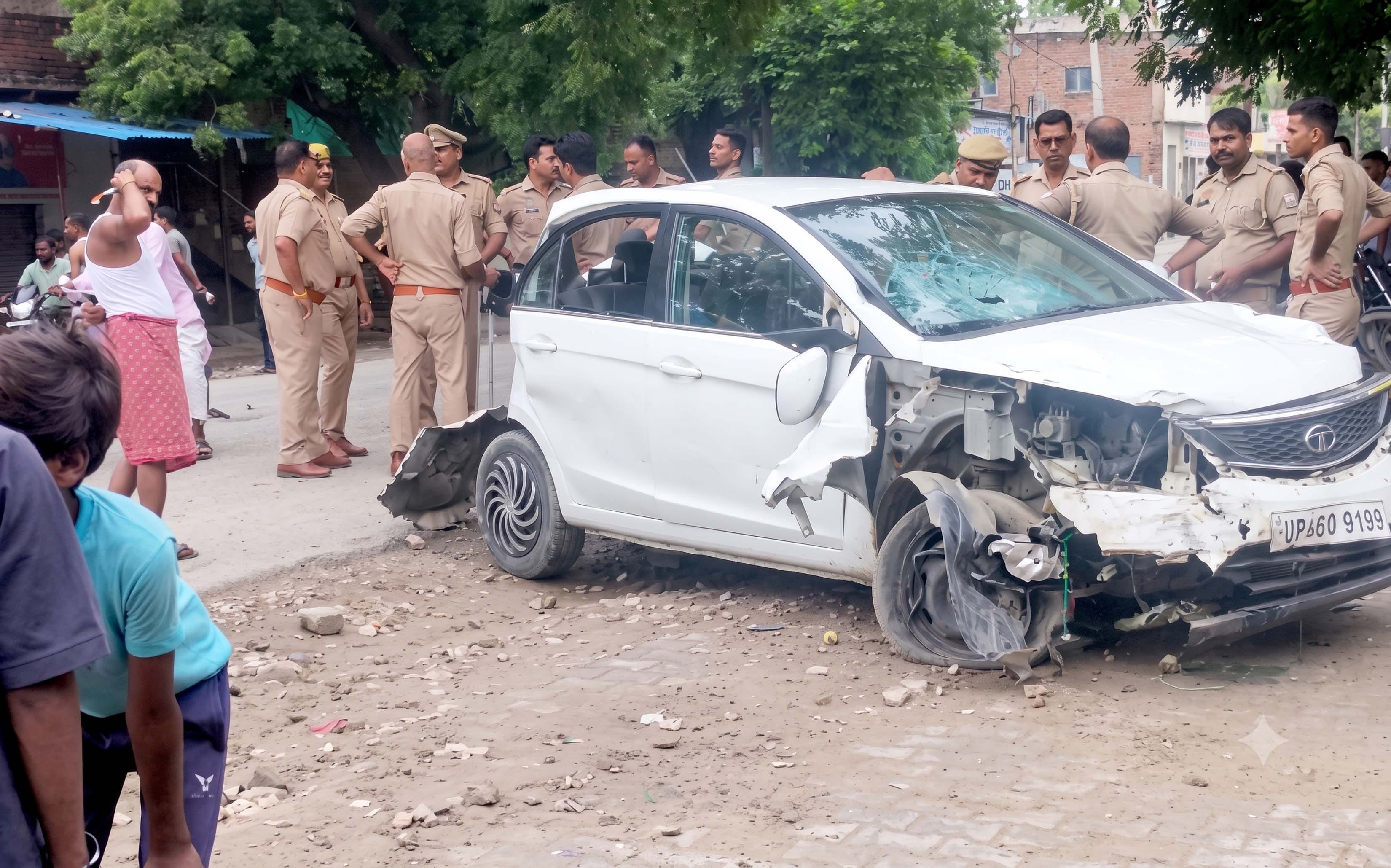 दुर्घटना स्थल पर खड़ी क्षतिग्रस्त कार। स्रोत-संवाद