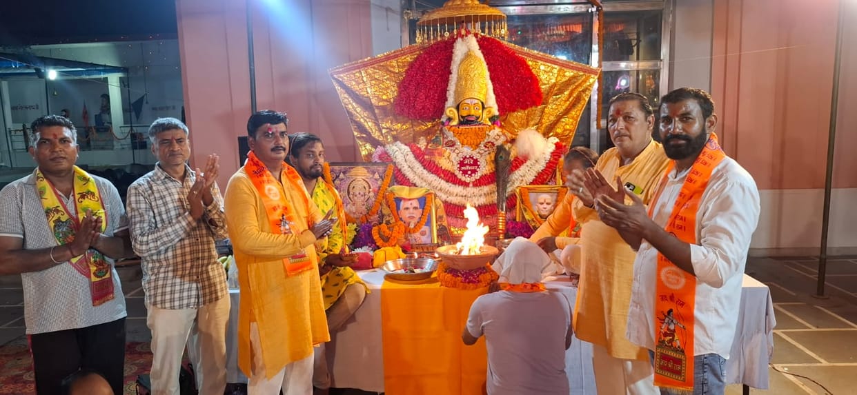 Devotees danced to Khatu Shyam bhajans until late into the night.