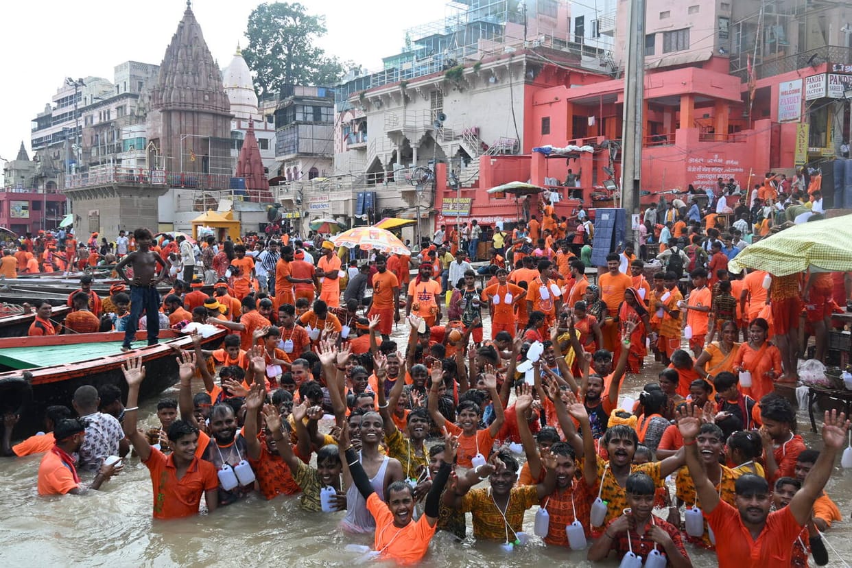You will not be able to watch the *Aarti* while seated at Dashashwamedh Ghat; the operation of 3,000 boats has been banned starting today.