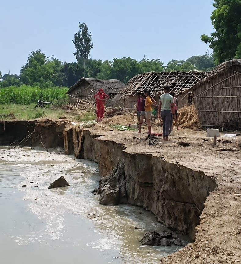 दत्तनगर के बाड़ी माझा में घर के किनारे कटान का नजारा। - संवाद