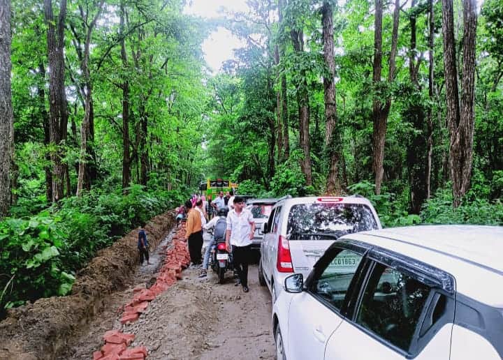 Dudhwa-Gauriphanta road again jammed, commuters troubled