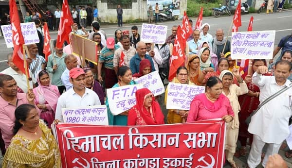 Slogans of "Corporate India Quit"... Farmers roar in Dharamshala.