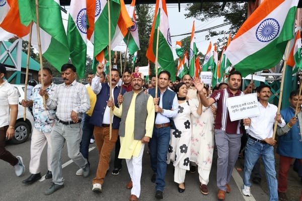 धर्मशाला में प्रदेश सरकार के खिलाफ तिरंगा रैली निकालते हुए भाजपा नेता और कार्यकर्ता। -अमर उजाल