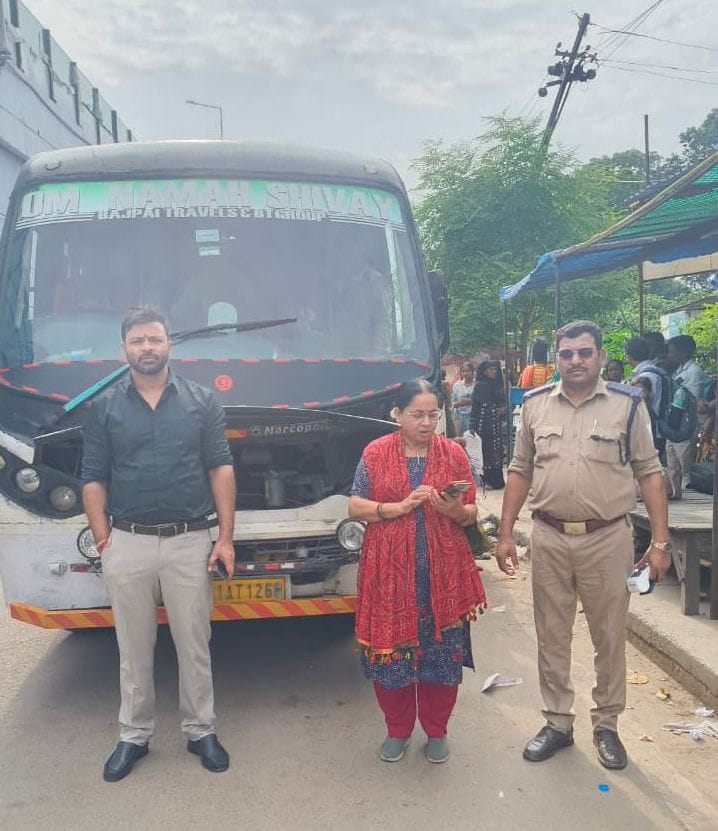 वाहनों की चेकिंग करती संयुक्ट टीम। स्रोत: परिवहन विभाग