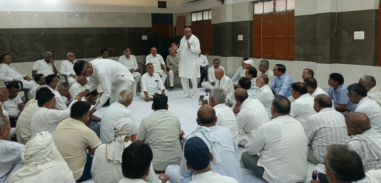 10जेएनडी07: शहर की अनाजमंडी में प्रधान पद को लेकर विचार विमर्श करते हुए आढ़ती। स्रोत: आढ़ती