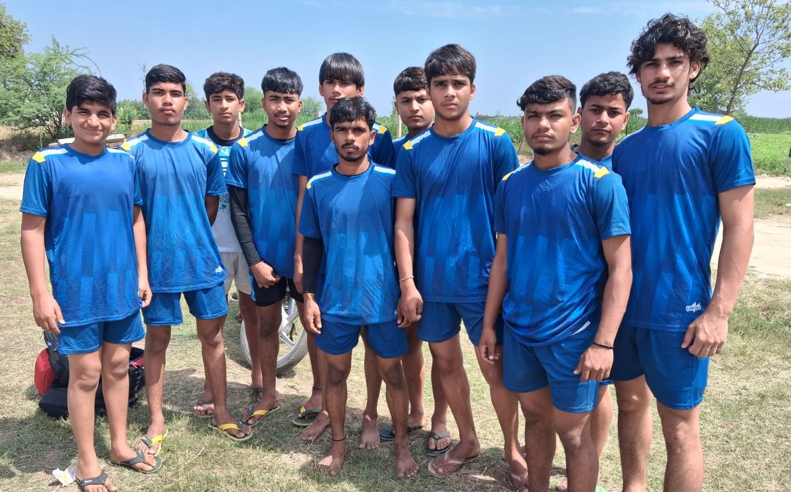 10जेएनडी24: बागनवाला गांव में खेल सुविधा नहीं होने की जानकारी देते हुए खिलाड़ी। संवाद