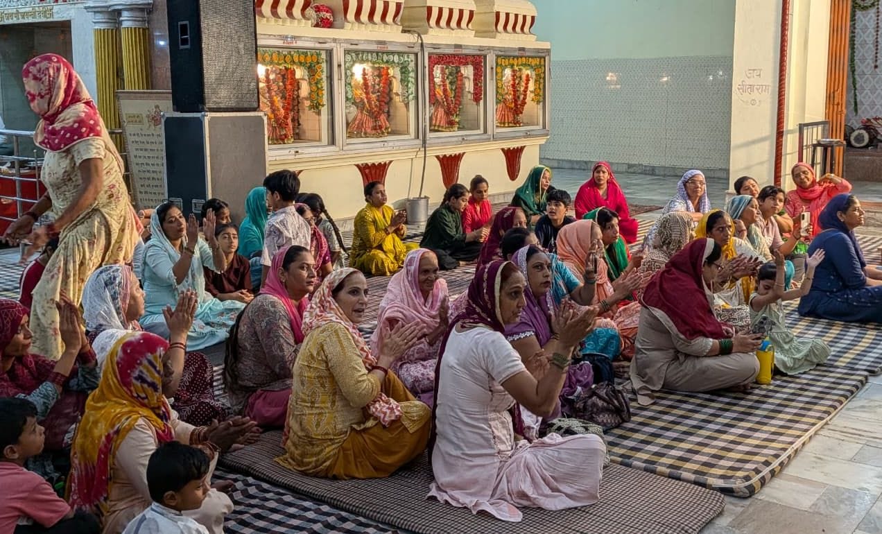 10जेएनडी35: मंदिर में कीर्तन करती महिलाएं। स्रोत : पुजारी