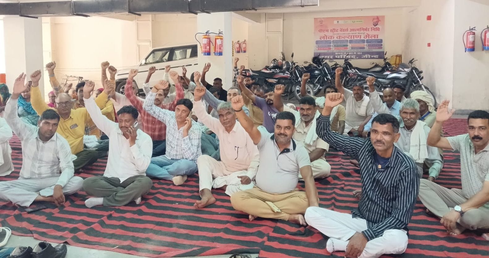 10जेएनडी35: नगर परिषद कार्यालय में धरने पर बैठे सफाई कर्मचारी। स्रोत : कर्मचारी