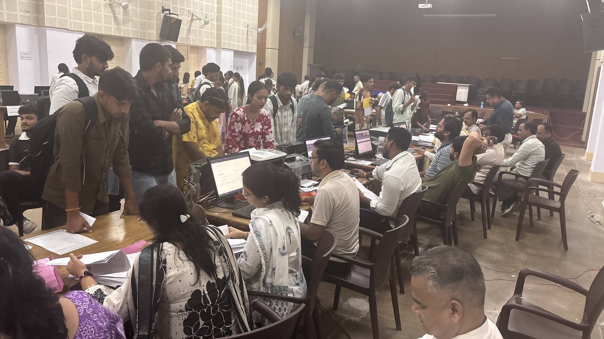 आरकेएसडी कॉलेज में दाखिलों के लिए लगी भीड़। विज्ञप्ति