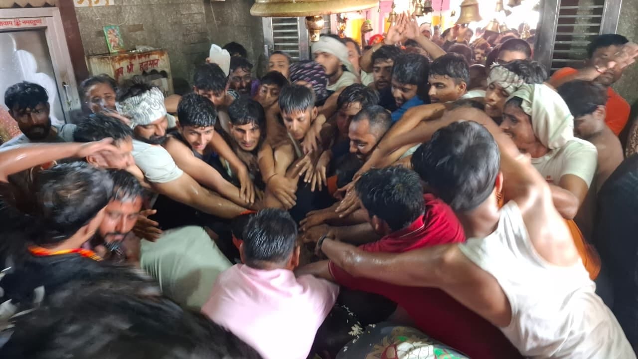 अहार के अंबकेश्वर महादेव मंदिर पर जलाभिषेक करते श्रद्धालु। संवाद