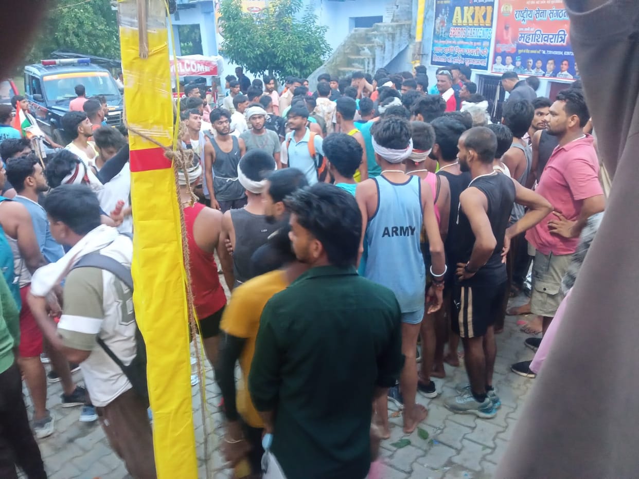 Dispute among 'Dak Kanwariyas'; police resolved the matter.