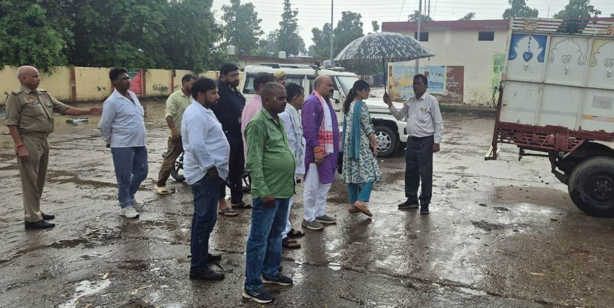 SDM visits vegetable market to assess its dilapidated state.