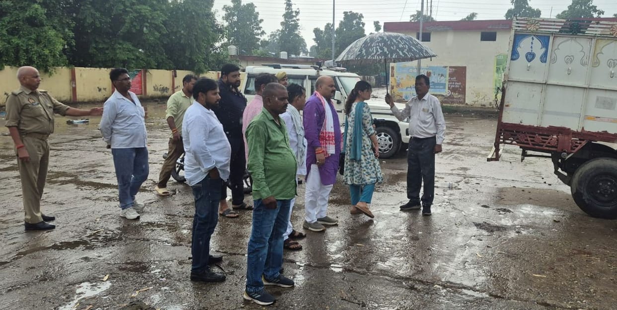 SDM visits vegetable market to assess its dilapidated state.