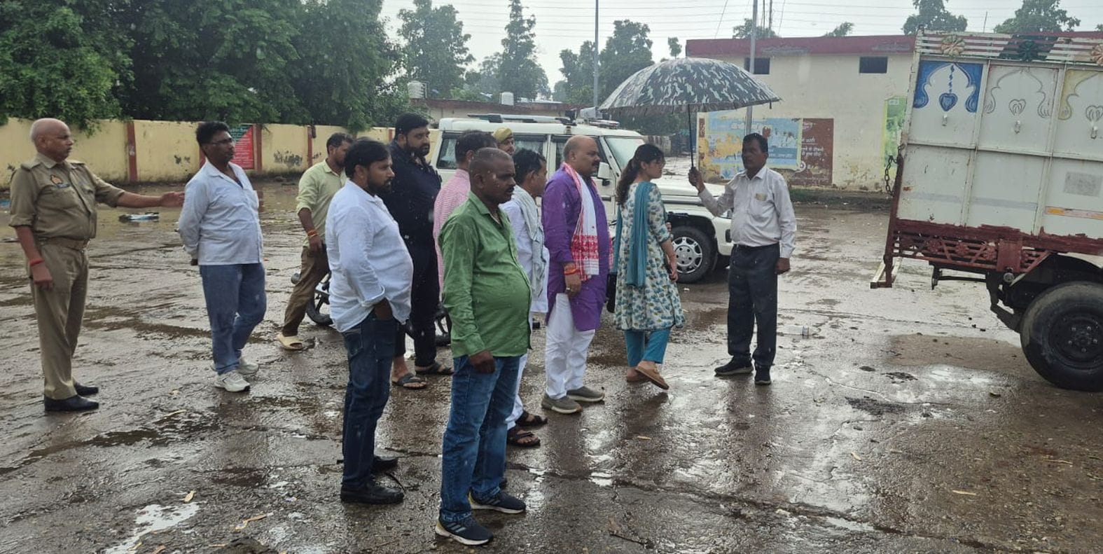 अमहट सब्जी मंडी का निरीक्षण करने पहुंचीं एसडीएम गरिमा सोनकिया। स्रोत-व्यापारी