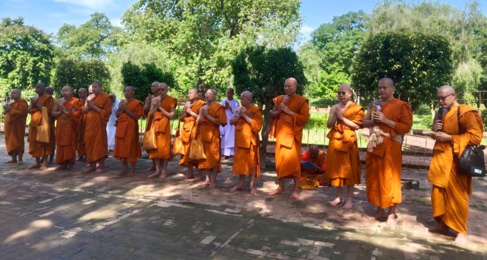 बोधि वृक्ष की पूजा करते बौद्ध अनुयायी।-