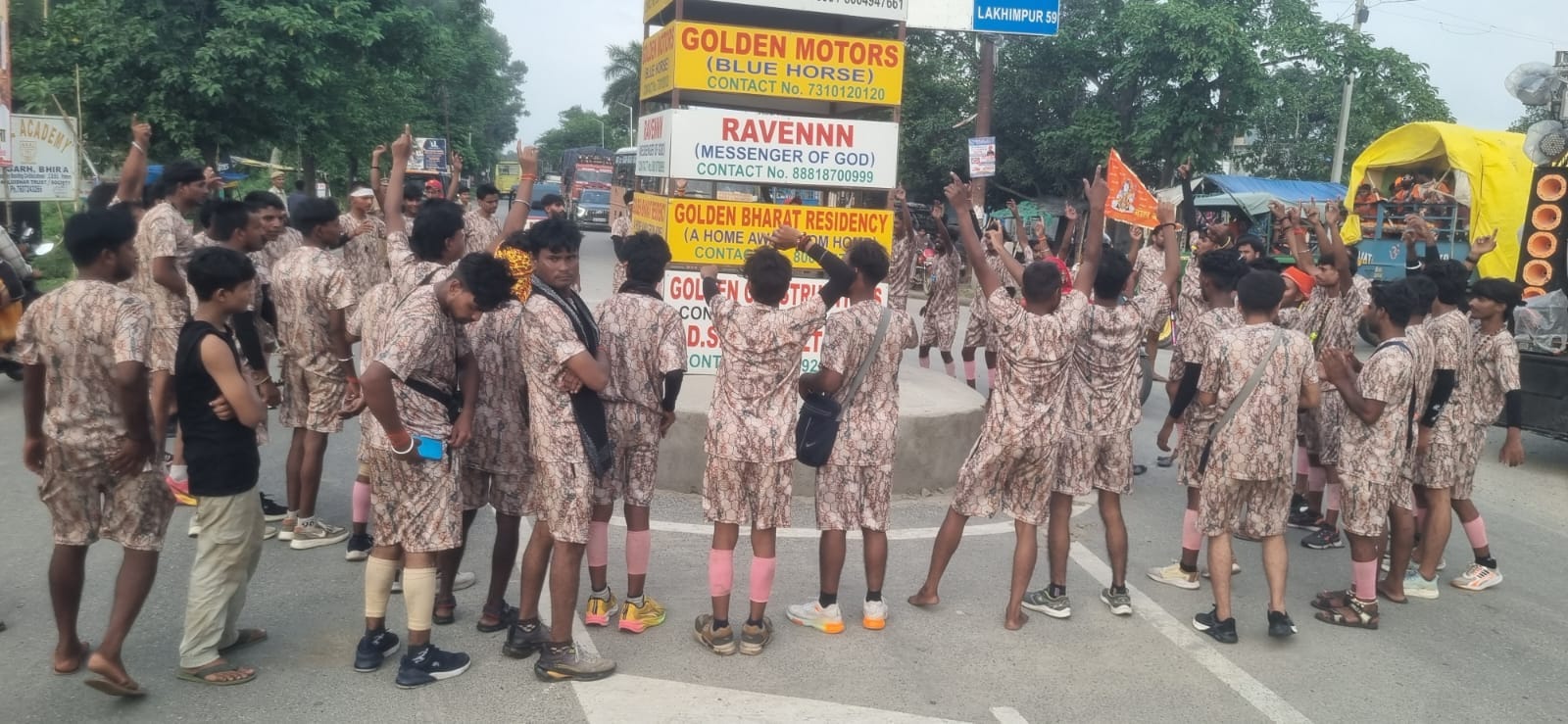 बाबा के जयकारे लगाते डाक कांवड़यात्री। संवाद